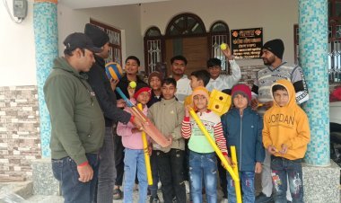 नववर्ष 2026 की सौगात: ग्राम प्रधान संदीप मोदनवाल ने बच्चों के हाथों में थमाया खेल का उजाला