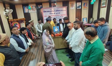 बड़हलगंज :- नगर पंचायत कार्यालय में मनाई गई नेताजी सुभाष चंद्र बोस की जयंती