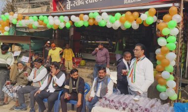 गणतंत्र दिवस पर सेवा की मिसाल: महान समाजसेवी स्व. बद्दल साव की स्मृति में आजमगढ़ के अंजान शहीद बाजार में हुआ भव्य निःशुल्क वेज शूप वितरण