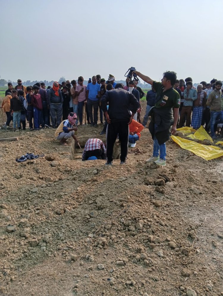 गगहा में दफन शव से उठा मौत का रहस्य: दिलशाद का शव छठे दिन कब्र से निकाला गया, पोस्टमार्टम के लिए जिला अस्पताल भेजा गया