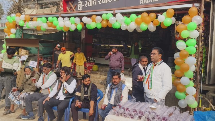 गणतंत्र दिवस पर सेवा की मिसाल: महान समाजसेवी स्व. बद्दल साव की स्मृति में आजमगढ़ के अंजान शहीद बाजार में हुआ भव्य निःशुल्क वेज शूप वितरण