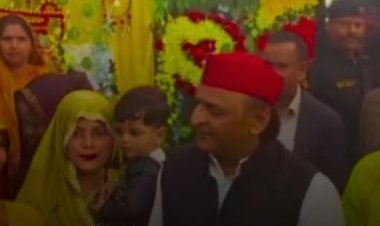 इटावा में अखिलेश यादव का देसी अंदाज़: सड़क किनारे रुके, शादी वाले घर में पहुंचकर खाए ‘मठा के आलू’