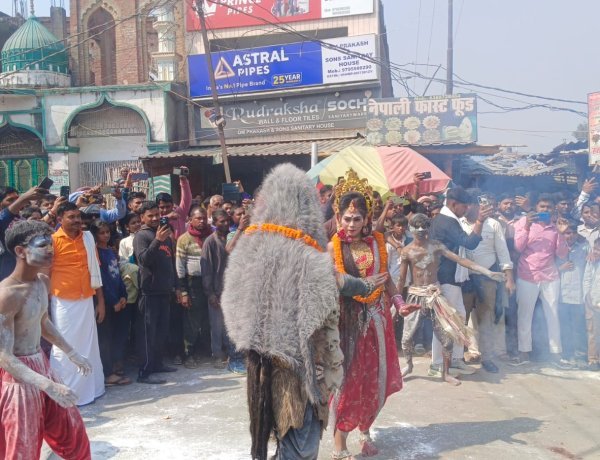 भक्ति और उत्साह से गूंजा महराजगंज: भैरव धाम से निकली भव्य शिव बारात, मनमोहक झांकियों ने बांधा समां, सुरक्षा में पुलिस रही मुस्तैद