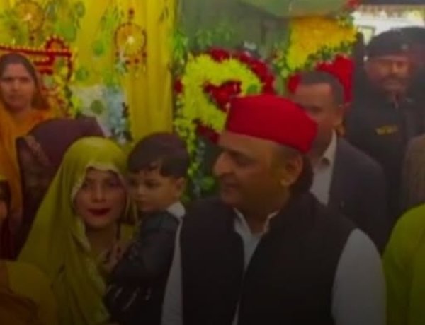 इटावा में अखिलेश यादव का देसी अंदाज़: सड़क किनारे रुके, शादी वाले घर में पहुंचकर खाए ‘मठा के आलू’