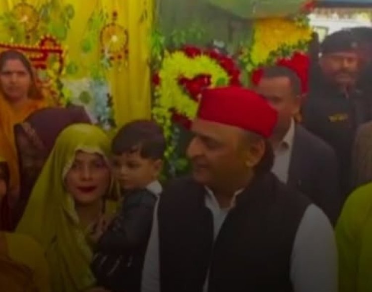 इटावा में अखिलेश यादव का देसी अंदाज़: सड़क किनारे रुके, शादी वाले घर में पहुंचकर खाए ‘मठा के आलू’