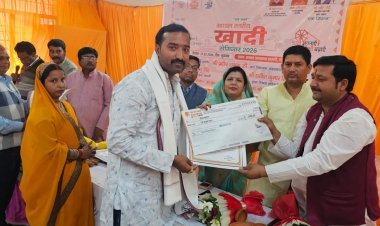 उ.प्र. खादी तथा ग्रामोद्योग बोर्ड द्वारा ग्राम प्रधान संदीप मोदनवाल को किया गया सम्मानित