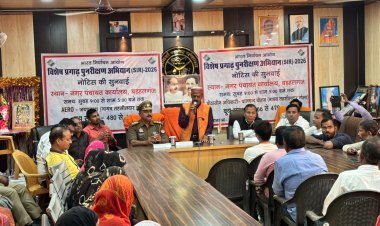 बड़हलगंज: नगर पंचायत कार्यालय में होली मिलन समारोह संपन्न, कर्मचारियों को मिले गिफ्ट हैम्पर