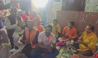 बड़हलगंज: फाग के गीतों से गुंजायमान हुई होलिका दहन की संध्या, चेयरमैन और विधायक ने भी जमाया रंग