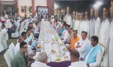 इफ्तार की दावत में गूंजी एकता की मिसाल: गंगा-जमुनी तहज़ीब के रंग में रंगा आजमगढ़, सियासी दीवारें भी हुईं बेअसर