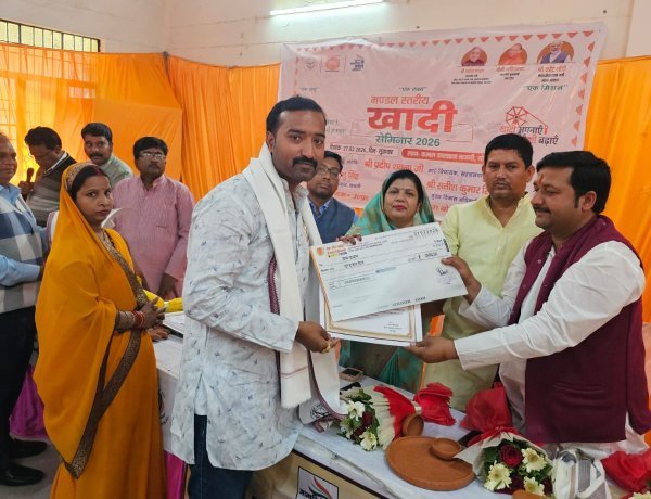 उ.प्र. खादी तथा ग्रामोद्योग बोर्ड द्वारा ग्राम प्रधान संदीप मोदनवाल को किया गया सम्मानित