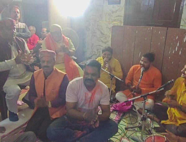 बड़हलगंज: फाग के गीतों से गुंजायमान हुई होलिका दहन की संध्या, चेयरमैन और विधायक ने भी जमाया रंग