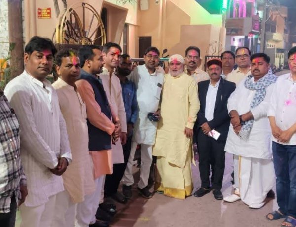 बड़हलगंज: प्रेम और सद्भाव के रंगों में डूबा नगर, हर्षोल्लास के साथ संपन्न हुआ होली का महापर्व