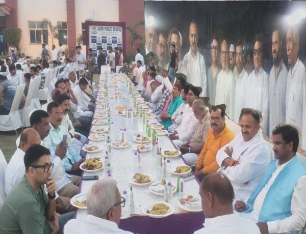 इफ्तार की दावत में गूंजी एकता की मिसाल: गंगा-जमुनी तहज़ीब के रंग में रंगा आजमगढ़, सियासी दीवारें भी हुईं बेअसर