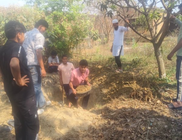 दरवाज़ा तोड़कर मौत का तांडव”: आवारा कुत्तों के हमले में आधा दर्जन बकरों की मौत, अंजान शहीद गांव में दहशत का साया