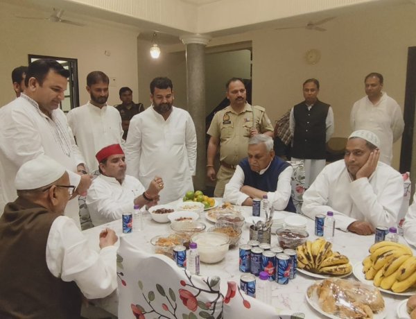 ईद की खुशियों में घुली मोहब्बत की मिठास: सगड़ी में उमड़ा जनसैलाब, गंगा-जमुनी तहज़ीब की जीवंत मिसाल बना मिर्जा परिवार का आंगन