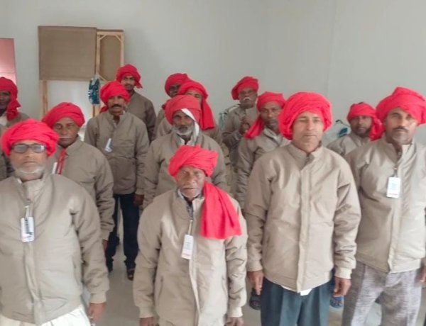 सुरक्षा का नया कवच: आजमगढ़ में ग्राम प्रहरियों को मिली वर्दी किट, गांव-गांव तक मजबूत होगा कानून का पहरा