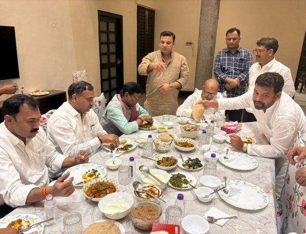 ईद की मिठास में घुली दोस्ती: विधायक त्रिभुवन राम और मिर्जा यासिर बेग की यारी बनी गंगा-जमुनी तहज़ीब की मिसाल