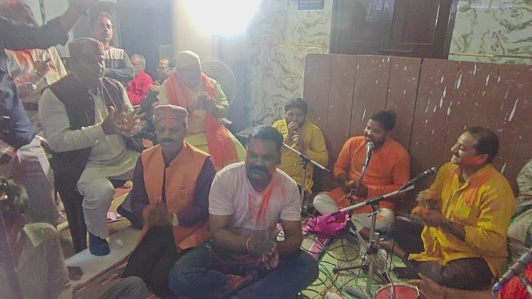 बड़हलगंज: फाग के गीतों से गुंजायमान हुई होलिका दहन की संध्या, चेयरमैन और विधायक ने भी जमाया रंग