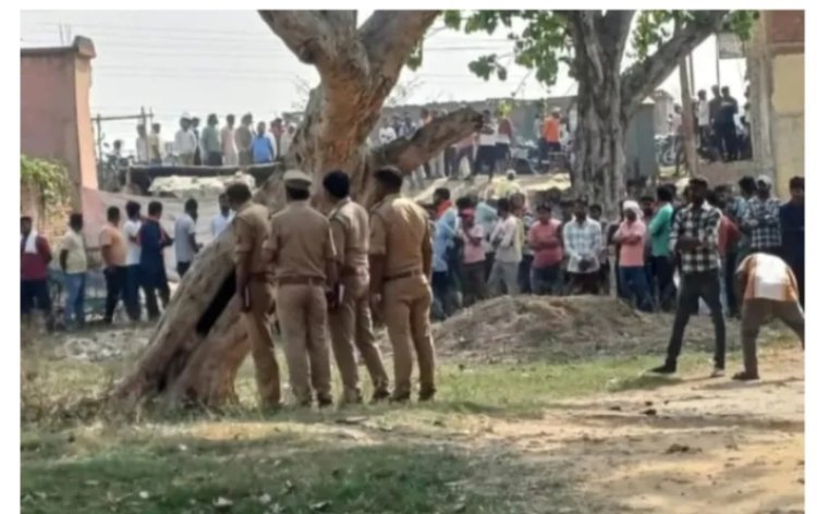 टीनशेड शौचालय की छत पर नग्न शव: गगहा के रावतपार में सनसनी, हत्या या हादसा—रहस्य गहराया