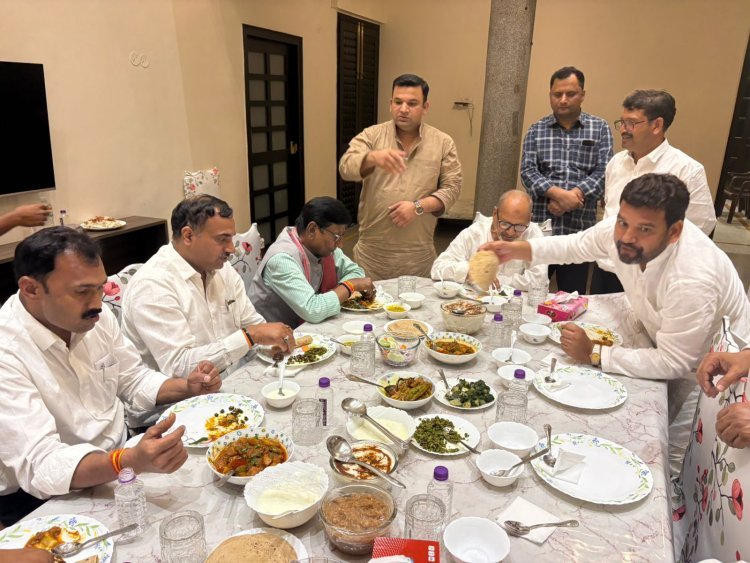 ईद की मिठास में घुली दोस्ती: विधायक त्रिभुवन राम और मिर्जा यासिर बेग की यारी बनी गंगा-जमुनी तहज़ीब की मिसाल