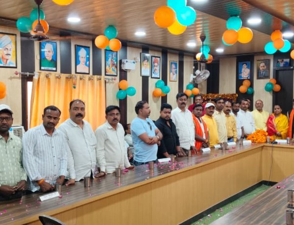 बड़हलगंज में लोकतंत्र का उत्सव: मनोनीत सभासदों ने ली शपथ, चेयरमैन ने किया सम्मानित