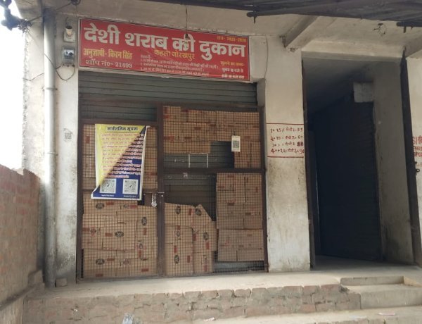 गगहा में बेखौफ चोरों का तांडव: ताला तोड़कर मोबाइल सेंटर और शराब दुकान से लाखों की चोरी, CCTV DVR भी ले उड़े