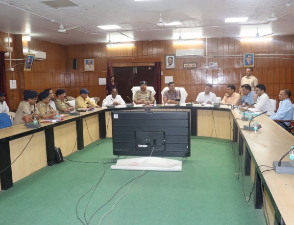 कानून-व्यवस्था पर सख्त नजर— मण्डलायुक्त विवेक की अध्यक्षता में हुई हाई लेवल समीक्षा बैठक