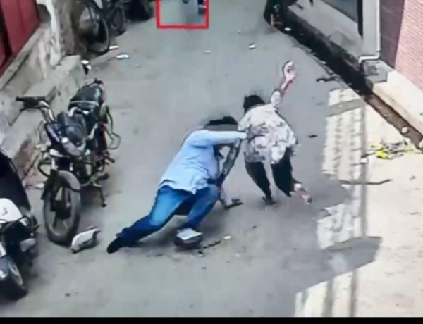 दिनदहाड़े झपट्टा, बेटी की बहादुरी: 100 मीटर दौड़ाकर बदमाश को गिराया, फिर भी फरार