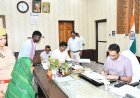 जनता दर्शन में संवेदनशील दिखे डीएम मधुसूदन हुल्गी: गरीब महिला को दिलाई सरकारी योजनाओं की उम्मीद, भूमि विवाद पर भी दिए त्वरित कार्रवाई के निर्देश