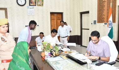 जनता दर्शन में संवेदनशील दिखे डीएम मधुसूदन हुल्गी: गरीब महिला को दिलाई सरकारी योजनाओं की उम्मीद, भूमि विवाद पर भी दिए त्वरित कार्रवाई के निर्देश