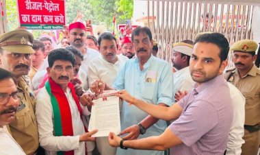 महंगाई और नीट पेपर लीक के खिलाफ सपा का जोरदार प्रदर्शन: सड़कों पर उतरे कार्यकर्ता, राष्ट्रपति के नाम सौंपा ज्ञापन