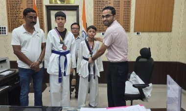 देवरिया के खिलाड़ियों ने राष्ट्रीय ताइक्वांडो प्रतियोगिता में लहराया परचम: डीएम ने किया सम्मानित, कहा— खेलों में चमकाएं जनपद का नाम