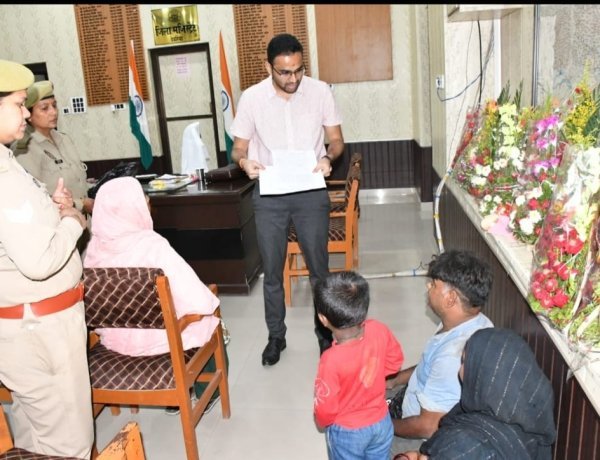 जनता की चौखट तक पहुंचा प्रशासन — देवरिया के नवागत जिलाधिकारी मधुसूदन हुल्गी ने जनता दर्शन में दिखाई संवेदनशीलता, दिव्यांग दम्पति तक खुद पहुंचे DM
