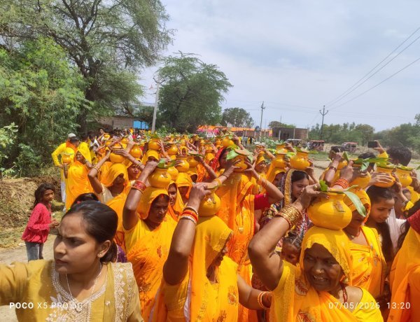 भक्ति के रंग में डूबा तुलापुर कोडरी: गाजे-बाजे और जयघोष के बीच निकली भव्य कलश यात्रा, आज से शुरू होगी संगीतमय श्रीमद्भागवत कथा