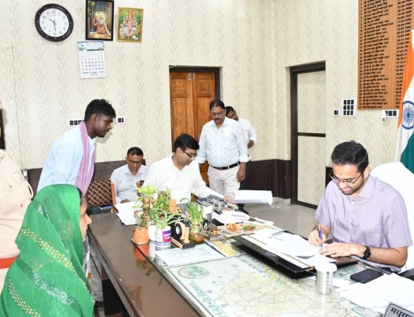 जनता दर्शन में संवेदनशील दिखे डीएम मधुसूदन हुल्गी: गरीब महिला को दिलाई सरकारी योजनाओं की उम्मीद, भूमि विवाद पर भी दिए त्वरित कार्रवाई के निर्देश