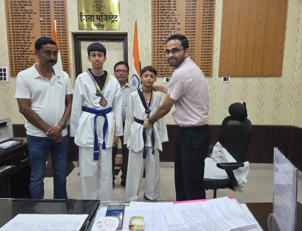 देवरिया के खिलाड़ियों ने राष्ट्रीय ताइक्वांडो प्रतियोगिता में लहराया परचम: डीएम ने किया सम्मानित, कहा— खेलों में चमकाएं जनपद का नाम