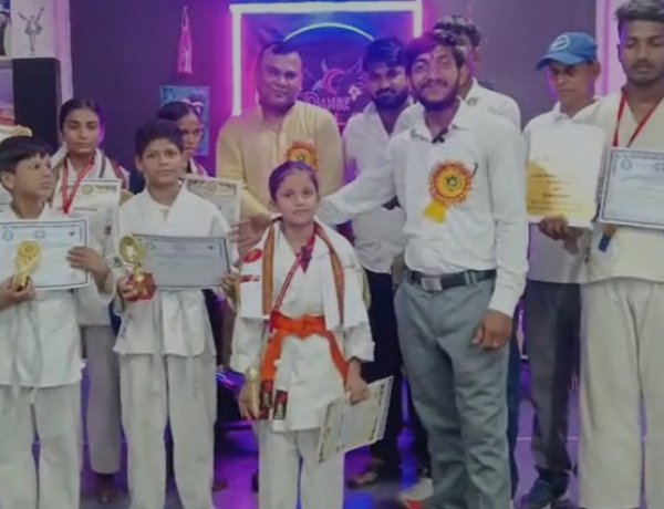 सिलीगुड़ी में गूंजा गोरखपुर का परचम: डीके आशिहारा कराटे खिलाड़ियों ने जीते गोल्ड मेडल, सम्मान समारोह में छलका गर्व और उत्साह
