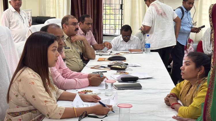 महिलाओं की आवाज़ बनी महिला आयोग — सगड़ी तहसील में डॉ. प्रियंका मौर्या ने सुनीं महिलाओं की समस्याएं, अधिकारियों को दिए त्वरित कार्रवाई के निर्देश
