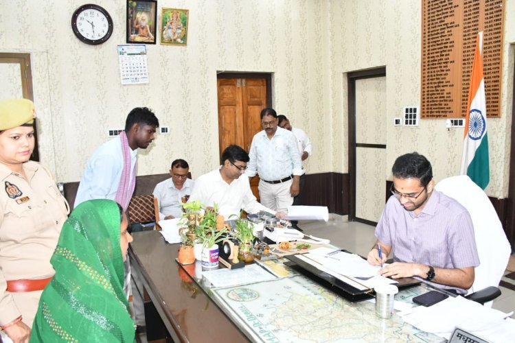जनता दर्शन में संवेदनशील दिखे डीएम मधुसूदन हुल्गी: गरीब महिला को दिलाई सरकारी योजनाओं की उम्मीद, भूमि विवाद पर भी दिए त्वरित कार्रवाई के निर्देश