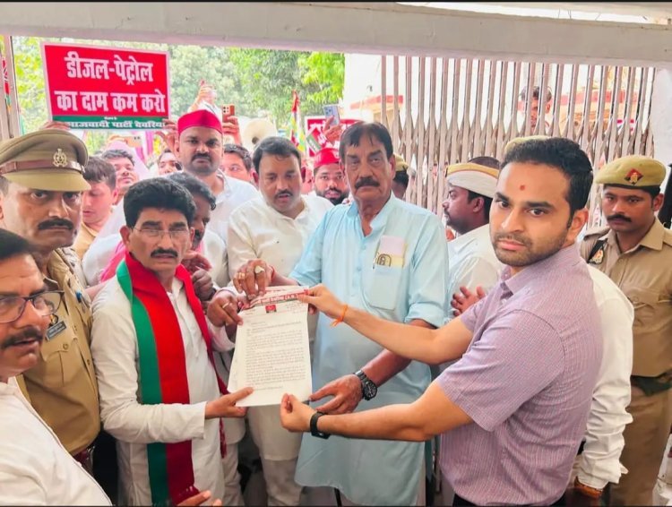 महंगाई और नीट पेपर लीक के खिलाफ सपा का जोरदार प्रदर्शन: सड़कों पर उतरे कार्यकर्ता, राष्ट्रपति के नाम सौंपा ज्ञापन