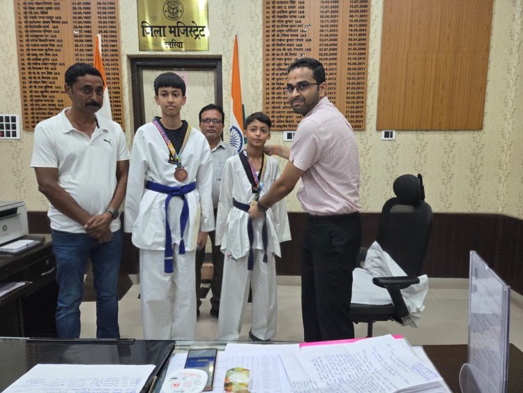 देवरिया के खिलाड़ियों ने राष्ट्रीय ताइक्वांडो प्रतियोगिता में लहराया परचम: डीएम ने किया सम्मानित, कहा— खेलों में चमकाएं जनपद का नाम