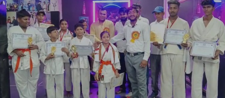 सिलीगुड़ी में गूंजा गोरखपुर का परचम: डीके आशिहारा कराटे खिलाड़ियों ने जीते गोल्ड मेडल, सम्मान समारोह में छलका गर्व और उत्साह