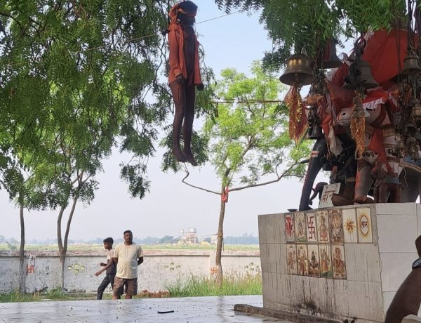 सम्मै माता मंदिर परिसर में पेड़ से लटका मिला युवक का शव, रहस्य में घिरी मौत से इलाके में सनसनी