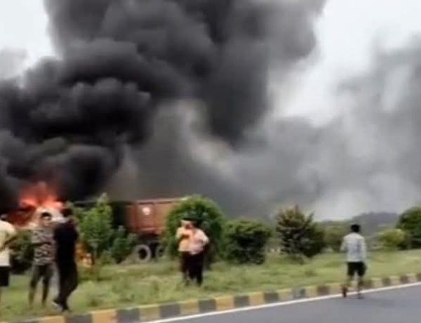 गोरखपुर में भीषण सड़क हादसा: दो ट्रकों की आमने-सामने टक्कर के बाद लगी आग, दो लोगों की जिंदा जलकर दर्दनाक मौत