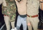 टोल प्लाजा का बैरियर तोड़कर भागा गोतस्कर पुलिस मुठभेड़ में गिरफ्तार: पैर में लगी गोली, अवैध तमंचा और बाइक बरामद