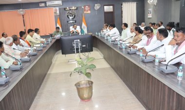मतदेय स्थलों को अंतिम रूप देने की प्रक्रिया तेज, जनप्रतिनिधियों और राजनीतिक दलों के साथ जिला निर्वाचन अधिकारी की अहम बैठक