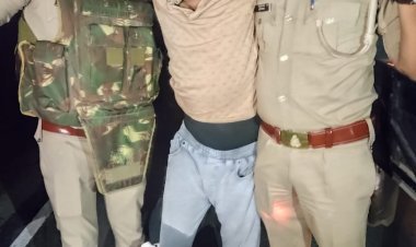 टोल प्लाजा का बैरियर तोड़कर भागा गोतस्कर पुलिस मुठभेड़ में गिरफ्तार: पैर में लगी गोली, अवैध तमंचा और बाइक बरामद