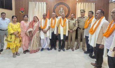 सलाम उन वर्दी के सच्चे सिपाहियों को: आजमगढ़ पुलिस लाइन में 7 कर्मयोगियों को सम्मानपूर्ण विदाई, भावुक हुआ सेवा सम्मान समारोह