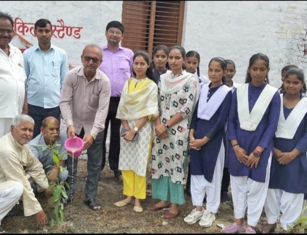 हरियाली की ओर बढ़ा बखरी बाजार: सर्वोदय इंटर कॉलेज में 150 पौधों का महाअभियान, पर्यावरण संरक्षण का लिया गया संकल्प