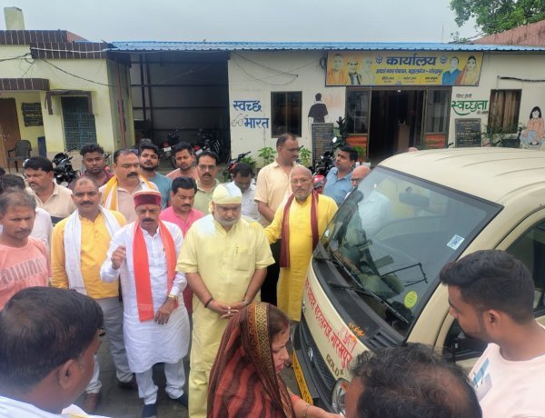 बड़हलगंज नगर पंचायत को मिली आधुनिक सफाई व्यवस्था की सौगात, सक्शन मशीन सहित तीन नए कूड़ा कलेक्शन वाहनों का लोकार्पण